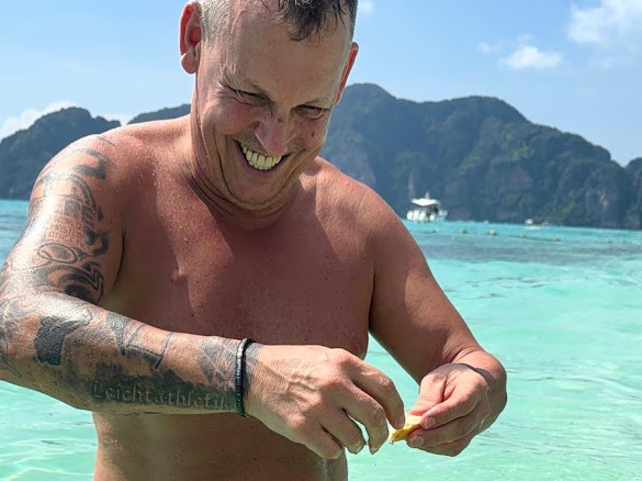 Robert Manka am türkisfarbenen Wasser vor Koh Phi Phi