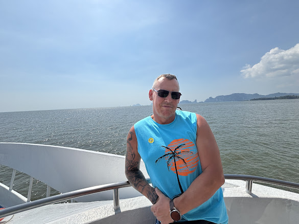 Robert Manka an Deck einer Fähre in der Andamanensee