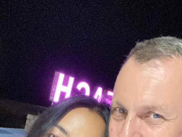 Robert Manka und Siriwan an einem Abend in Thailand